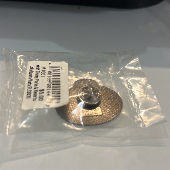 NEW LISTING 🎉Cinderella Pin (still in original packaging) - Picture 4 of 6